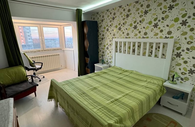 Rent of a furnished 3-room apartment, 80 m², with a sea view, Faleza Nord, Constanța, Romania